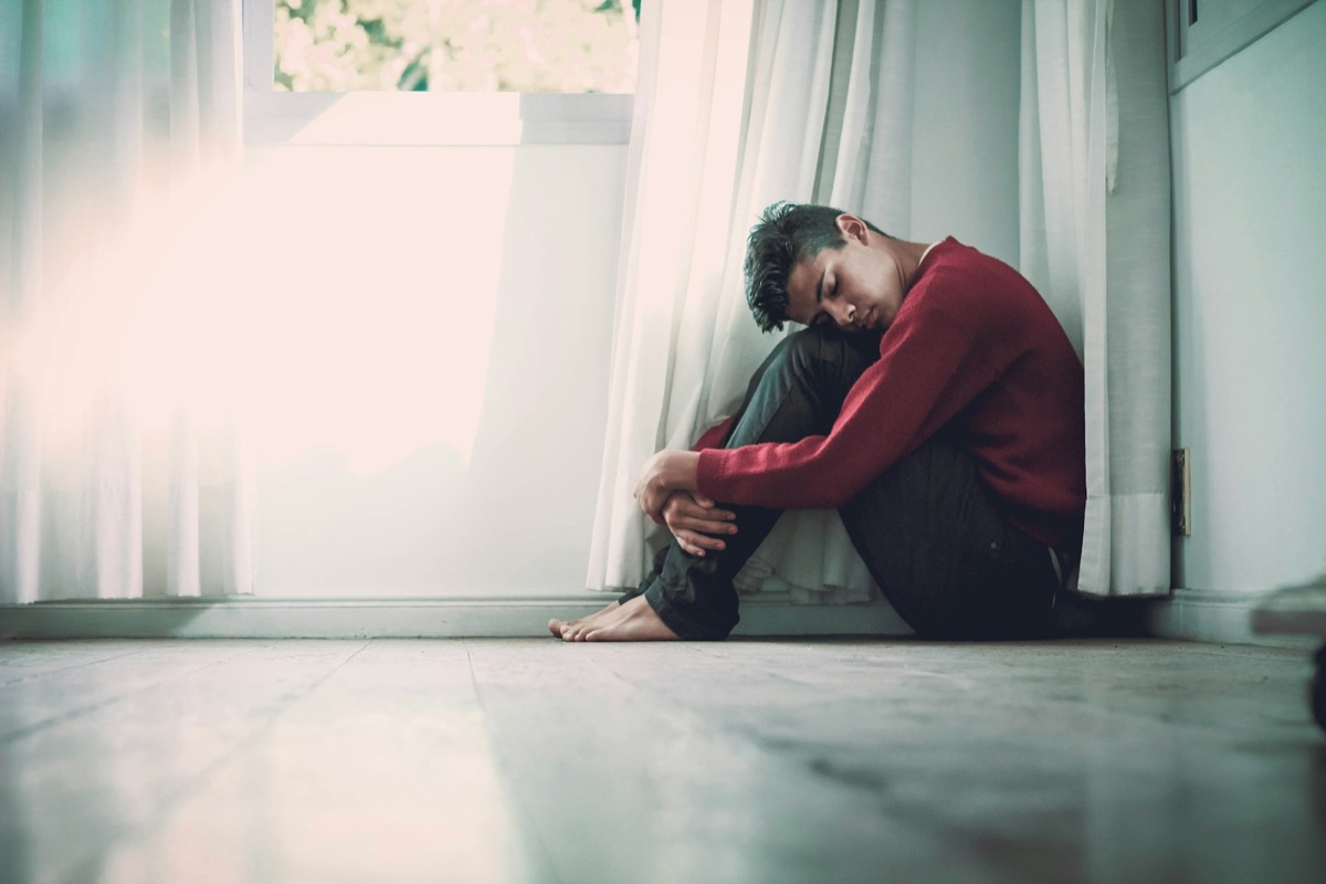 Anxietatea Socială: Când timiditatea devine o închisoare invizibilă
